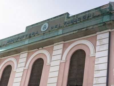 Al perimetro interno si accede superando la facciata monumentale dell�edificio, dove campeggia la scritta �Manifattura dei tabacchi�